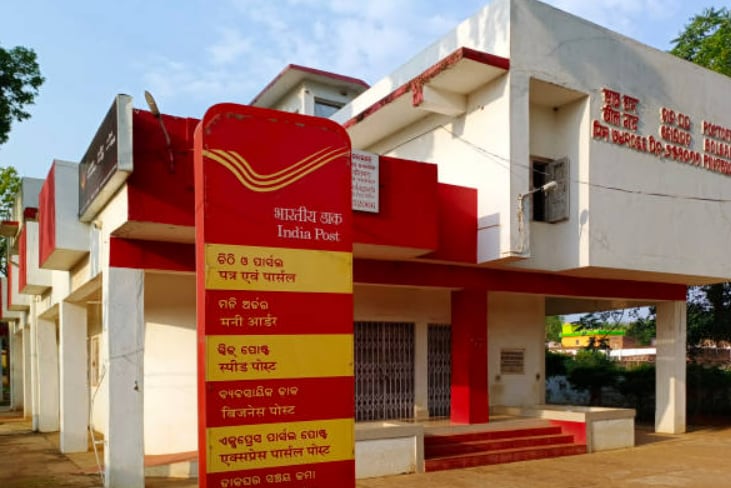 डाकघर मासिक आय योजना (पीओएमआईएस): डाकघर मासिक आय योजना पूंजी की पूर्ण सुरक्षा के साथ एक स्थिर मासिक आय प्रदान करती है। यह नियमित भुगतान चाहने वाले निवेशकों के लिए उपयुक्त है। इस योजना का कार्यकाल पांच वर्ष का निश्चित है और यह सरकार द्वारा समर्थित है।