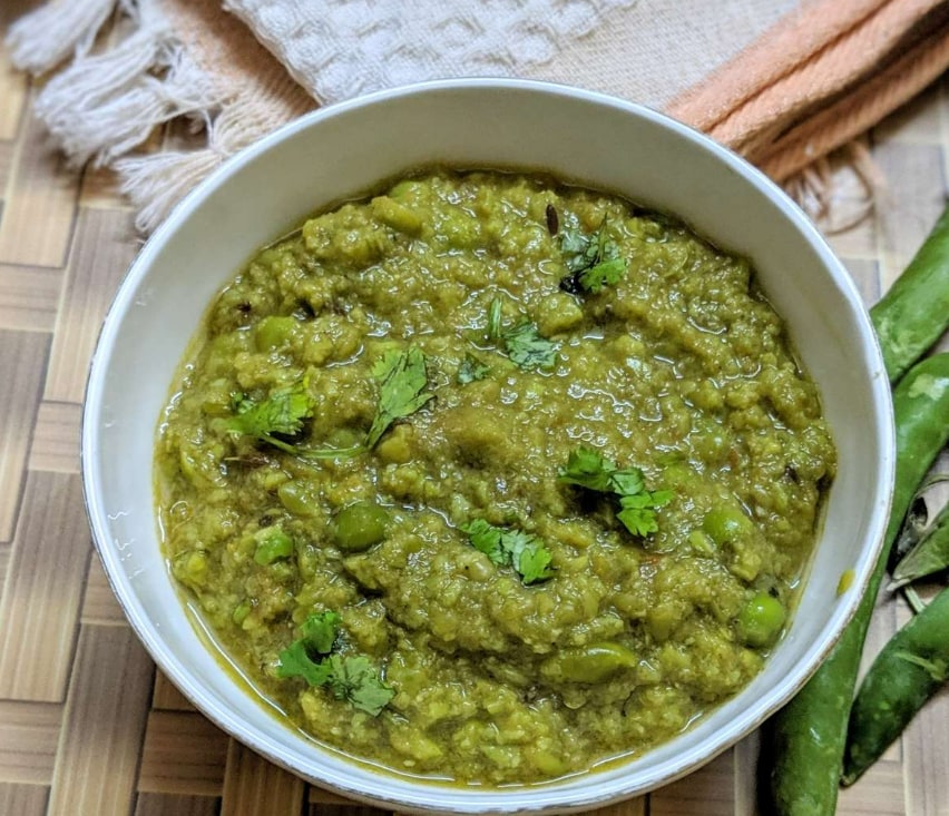 One dish that really demonstrates how Indians make gaad with peas is matar ka nimona. This winter food is very popular in the states of Uttar Pradesh and Bihar, and is prepared by coarsely grinding fresh peas into a paste. It is then cooked into a spicy and slightly stewed curry, usually with potatoes and a very simple masala.