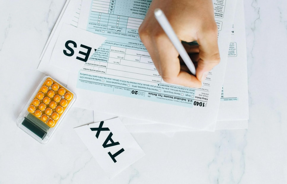 निष्क्रिय पैन का उपयोग करके आयकर रिटर्न (आईटीआर) दाखिल नहीं किया जा सकता है। पैन-आधार लिंकेज के बिना जमा किया गया कोई भी आईटीआर अमान्य माना जा सकता है। टैक्स रिफंड में देरी हो सकती है या अवरुद्ध हो सकता है, और धारा 206AA और 206CC के तहत स्रोत पर कर कटौती/स्रोत पर संग्रहित कर की उच्च दरें लगाई जा सकती हैं।