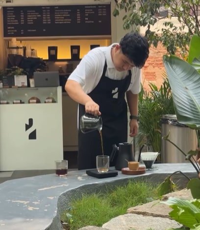 Shared by Vinutha Ramamohan on her Instagram handle @bangaloregrubhub, the clip features a look inside Block Two Coffee, which claims to be the tiniest coffee shop in the world. The 32-square-foot eatery is based in Jayanagar and features a small outlet close to a sidewalk. The calm vibes and cosy atmosphere of the cafe make it a must-visit. (Photo Credits: Instagram/@blocktwocoffee)