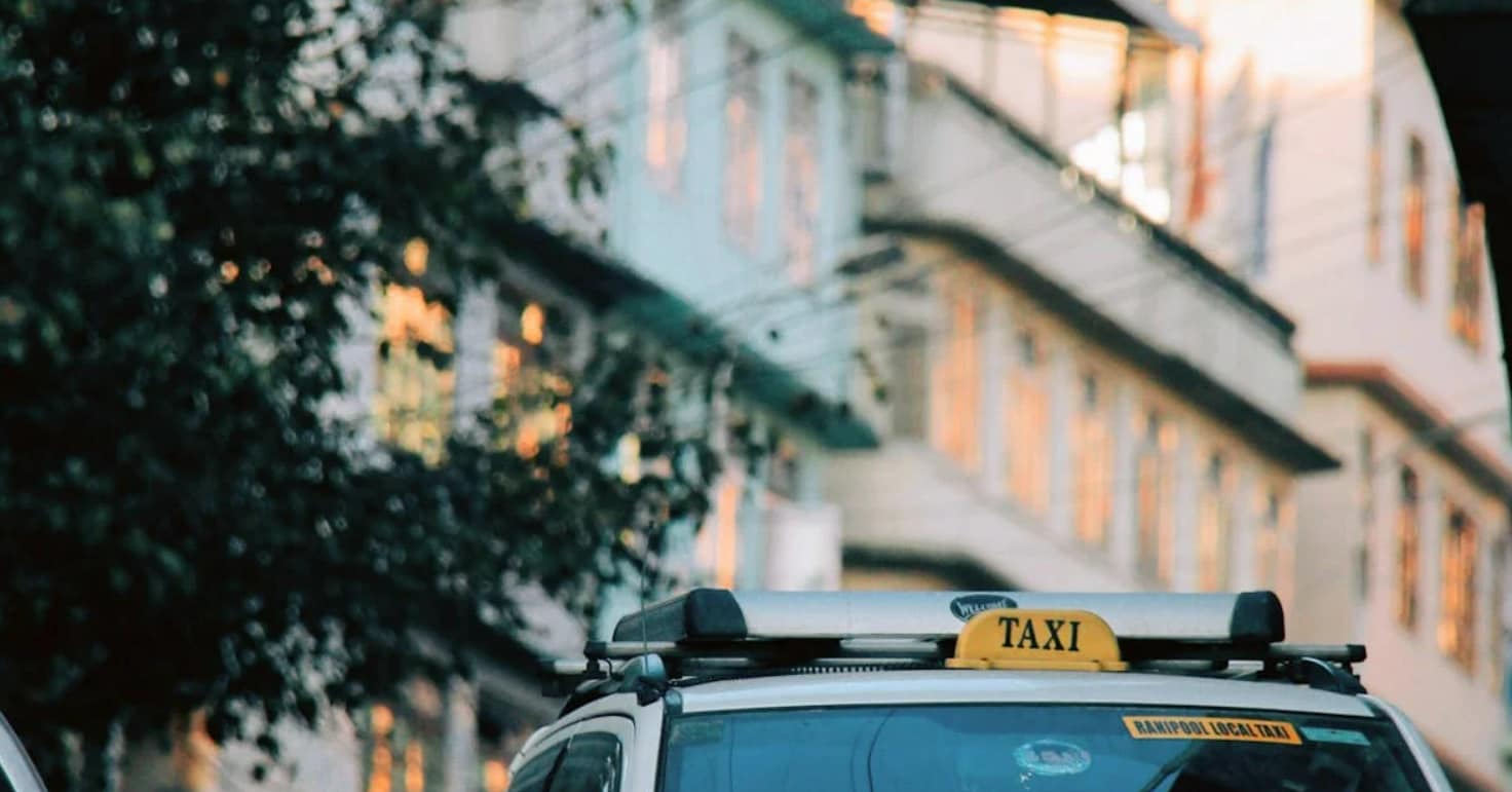 Os motoristas, por outro lado, têm mais motivos para permanecer conectados. Como proprietários de cooperativas, eles levam para casa quase o valor total da tarifa (cerca de 80 a 100 por cento), em vez de perderem uma parte em comissões. Isso reduz a necessidade de buscar incentivos e faz com que valha a pena aceitar caronas.