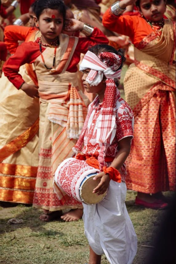 Assam and West Bengal’s Bohag Bihu and Poila Boishakh marks the New Yaer. The states celebrate the harvest festival with music, dance, and traditional sweets in April. Celebrated on April 13 or 14, Vaisakhi honors Sikh heritage and the wheat harvest with joy and devotion.