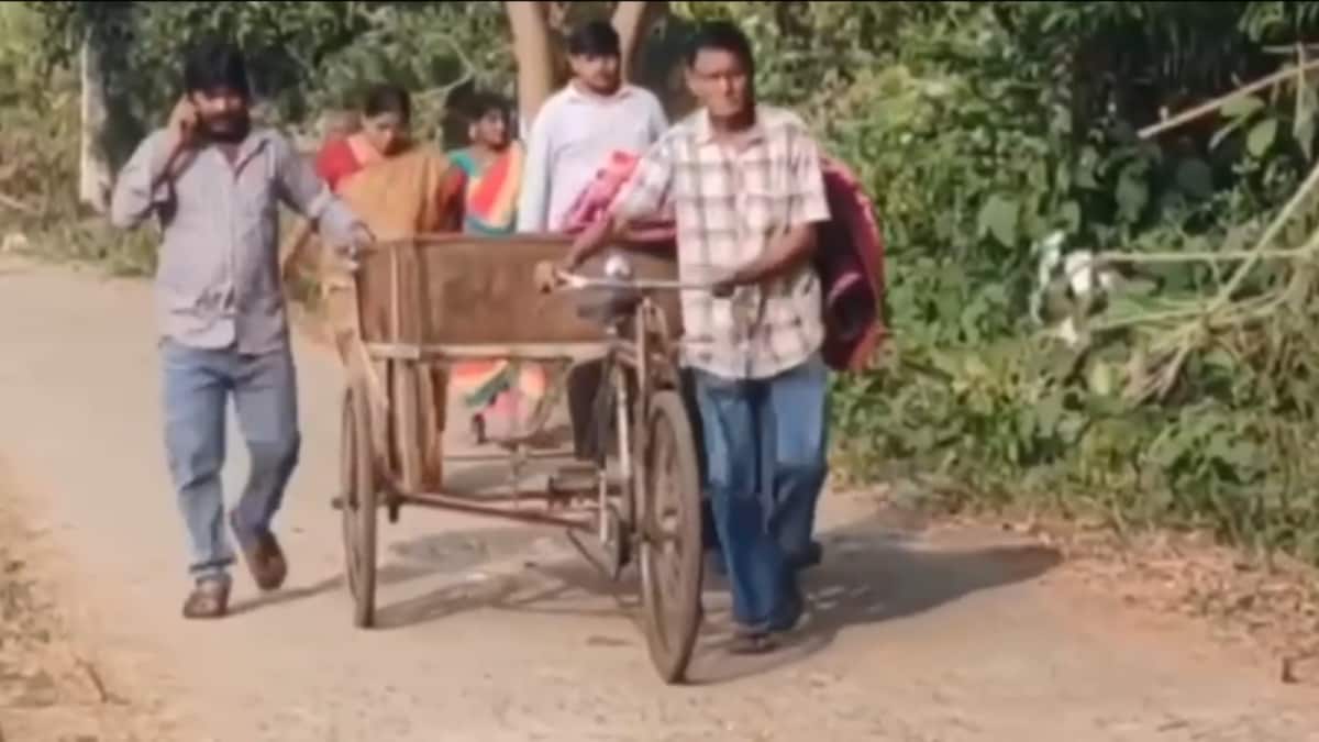 Elderly Woman’s Body Carried In Garbage Rickshaw After Hospital Fails To Provide Ambulance | India News Elderly Woman’s Body Carried In Garbage Rickshaw After Hospital Fails To Provide Ambulance | India News
