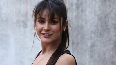 Shehnaaz Gill offered heartfelt advice to a struggling junior artist during a live interaction, opening up about hidden pain, exploitation in the industry, and why actors learn to mask their vulnerability despite emotional hardships.