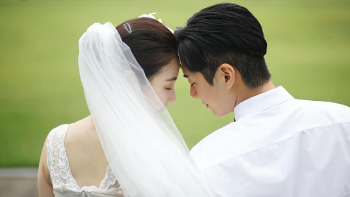 ‘Walk And Talk’ Is A Simple Hack Shared By A Divorce Lawyer To Make A Marriage Work | Relationship News