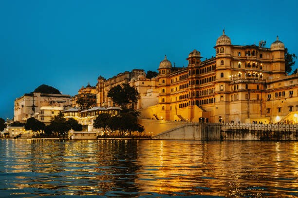 Udaipur: For couples who prefer regal romance, Udaipur in Rajasthan is unmatched. Staying in heritage hotels such as the Lake Palace or Oberoi Udaivilas feels like stepping into a royal fairytale. Sunset boat rides on Lake Pichola and candlelit dinners overlooking palaces create unforgettable memories. Winter’s mild weather enhances the city’s charm, allowing couples to explore its lakes and forts without the summer heat. Udaipur: For couples who prefer regal romance, Udaipur in Rajasthan is unmatched. Staying in heritage hotels such as the Lake Palace or Oberoi Udaivilas feels like stepping into a royal fairytale. Sunset boat rides on Lake Pichola and candlelit dinners overlooking palaces create unforgettable memories. Winter’s mild weather enhances the city’s charm, allowing couples to explore its lakes and forts without the summer heat.