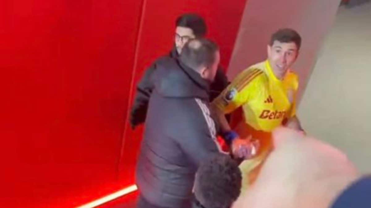 'Bottler! Bottler!' Arsenal Fans Take Dig At Emi Martinez Following Rout Of Villa