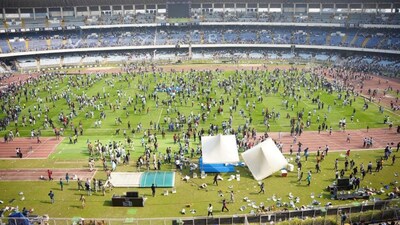 Fans Invaded the pitch at the Salt Lake Stadium during the GOAT India Tour 2025. (X) 