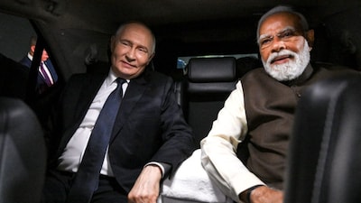 Russian President Vladimir Putin (L) and PM Narendra Modi (R). (Image: Grigory SYSOYEV/POOL/AFP)