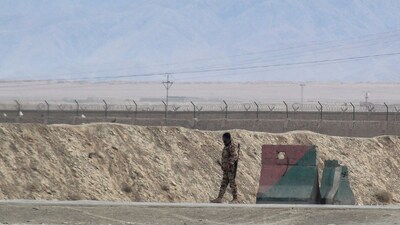 A security personnel stands guard at the Pakistan-Afghanistan border in Chaman on December 6, 2025, following overnight cross-border fire between the two countries. (Image: AFP