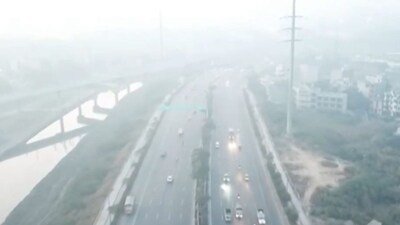 Visuals from Burari show layers of haze hovering over roads and rooftops. (Photo: X)
