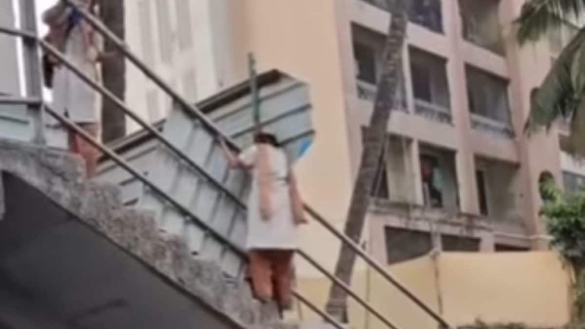 Schoolgirls Risk Lives By Climbing Down Closed Pedestrian Bridge In Mumbai's Vikhroli | Video