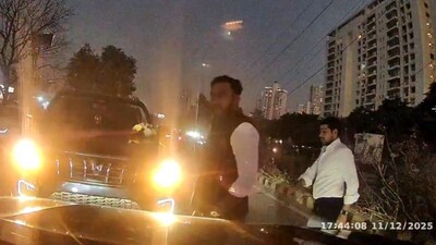 A dashcam video of a car caught the driver of a Scorpio on the wrong side of the road in Gurugram. (Image: @sam18_samarth/X)