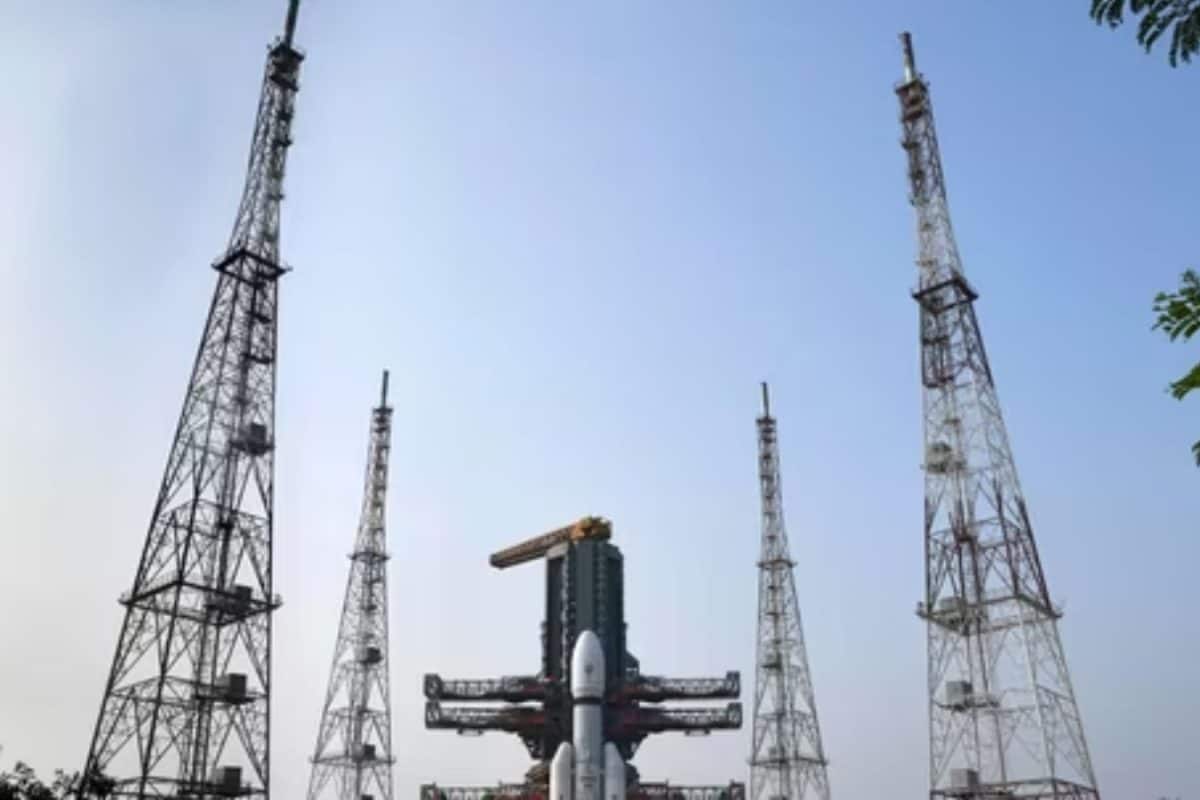 ISRO's LVM3-M6 Launches Heaviest BlueBird-2 Satellite for Global Broadband