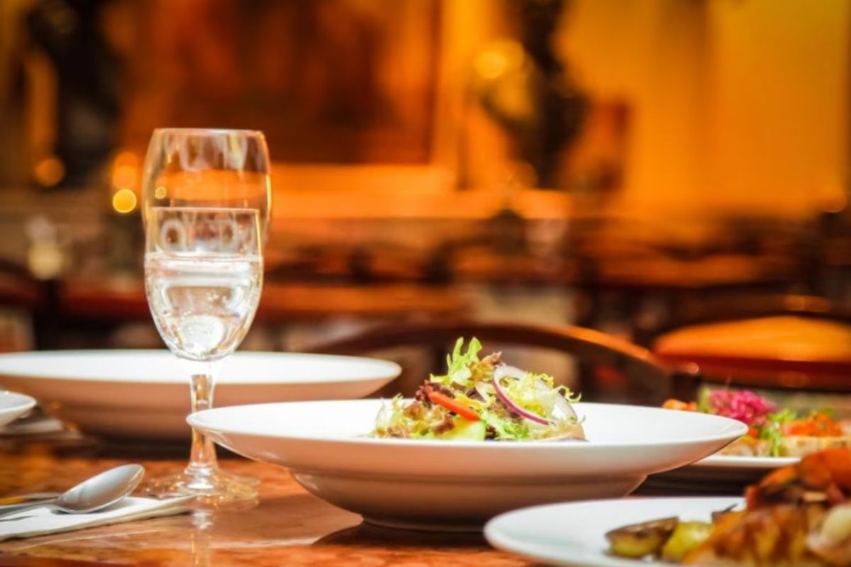 Woman Explains Why She Walked Out Mid-Date: ‘I Was Underdressed & He Took Me To Fancy Restaurant’