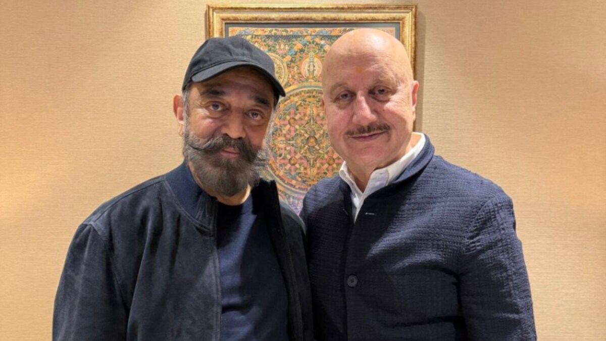 Anupam Kher Meets Kamal Haasan at Delhi Airport