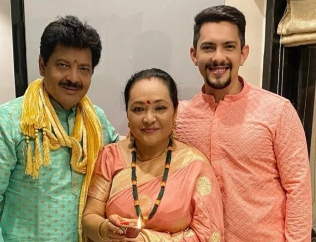 After moving to Mumbai, he married Deepa Gahatraj, a Nepalese singer and the mother of his son, Aditya Narayan. After moving to Mumbai, he married Deepa Gahatraj, a Nepalese singer and the mother of his son, Aditya Narayan.