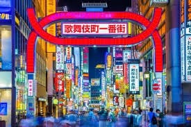 Another highlight is Kabukicho, a vibrant tourist center with various restaurants and entertainment facilities. There are many bars, clubs, karaoke and cinemas. 