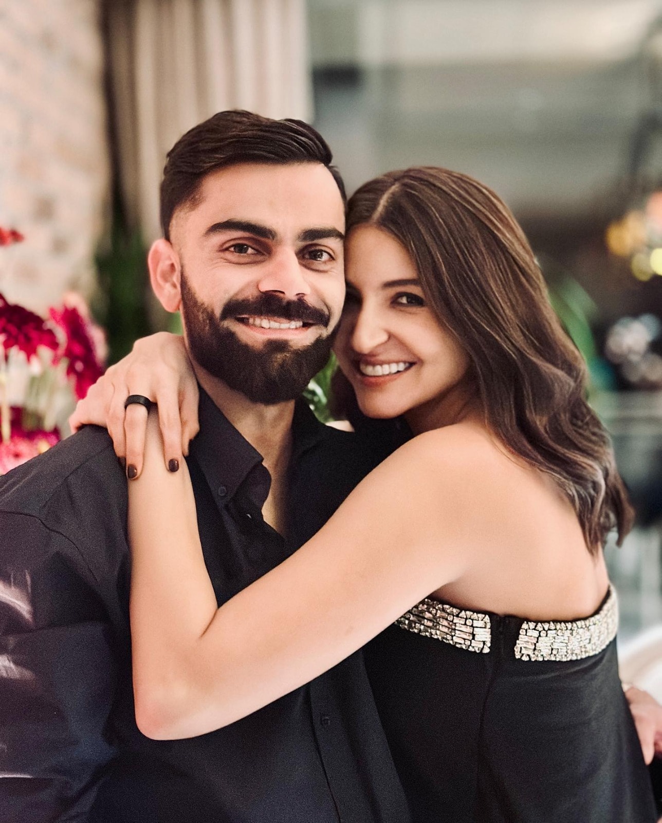 Among the many names, Virat Kohli and Anushka Sharma were frequently spotted visiting Premanand Maharaj for guidance and ideas.
