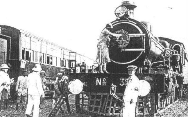 Imported from England, the locomotive was named Thomason or Jenny Lind. It pulled two bogies capable of transporting 180-200 tonnes of earth at a slow pace of 4–6 km/h. The train, travelling on narrow-gauge tracks, completed its journey in roughly 38 minutes.
