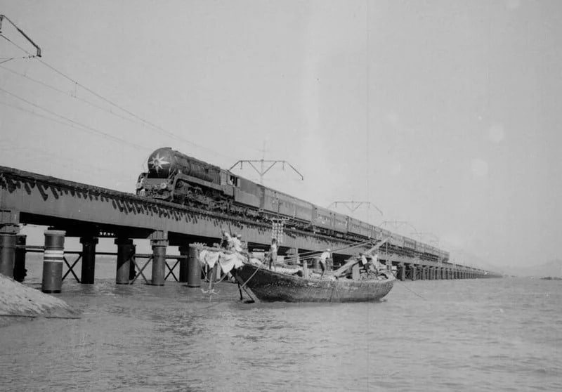 Construction of the tracks was done by Indian labourers under British engineer Sir Proby Cautley. Using only manual tools like picks, shovels and baskets, they laid iron rails with wooden sleepers (imported from England) to build a narrow gauge (about 2-3 feet wide) over mostly flat terrain to speed up clay transportation.