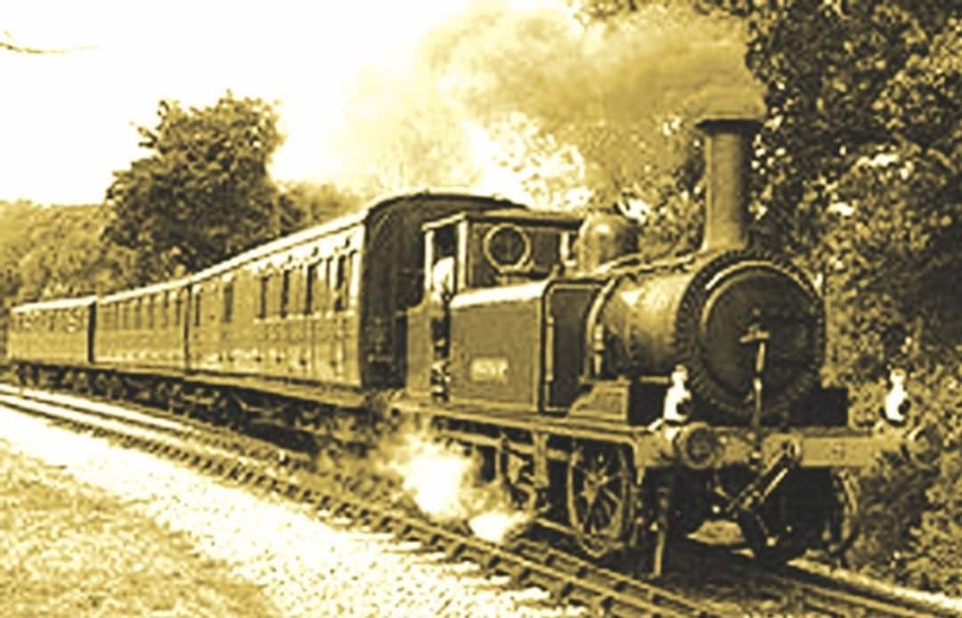 Massive stone cubes were sunk nearly 20 feet into the riverbed to create stable foundations. The structure itself spanned nearly 1,000 feet with a width of 172 feet and a height varying between 25 and 50 feet.