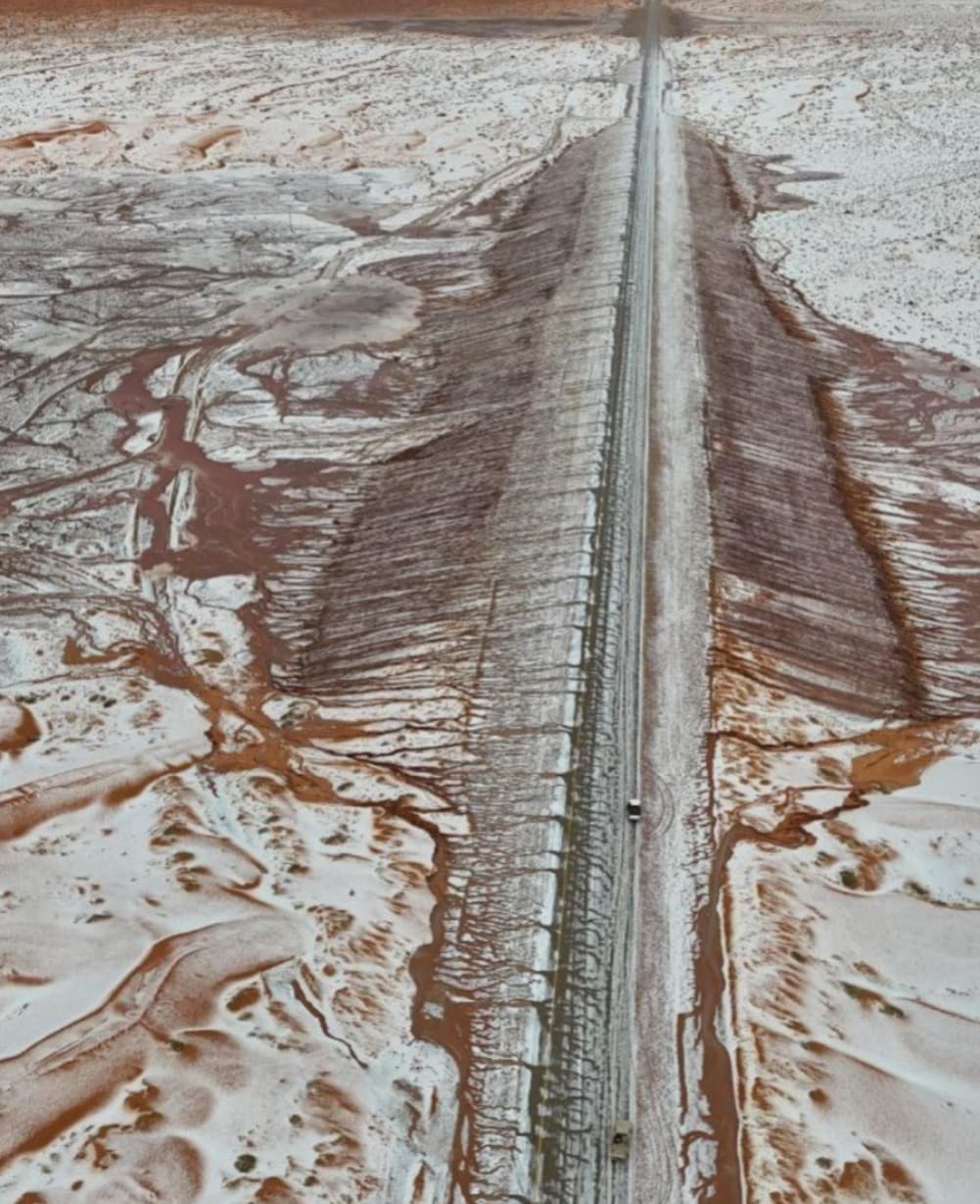 Outros sinais importantes descritos nos hadiths incluem o surgimento do Mahdi e o aparecimento do Dajjal. As narrações também falam sobre o retorno de Jesus perto do fim dos tempos, juntamente com três grandes deslizamentos de terra ocorridos em diferentes partes do mundo. Uma besta emergindo da terra e o sol nascendo no oeste são alguns outros sinais. 