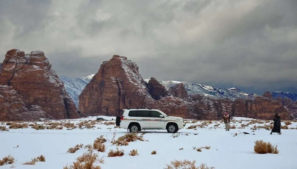 Shaykh Ibn Uthaymin também explicou esta narração como a Península Arábica ficando cheia de rios e vegetação perto do fim dos tempos. Os estudiosos observam que as evidências geológicas mostram que a região era verde há milhares de anos, o que se alinha com a expressão “retorno” mencionada no hadith, sem confirmar que tais sinais já foram cumpridos. 