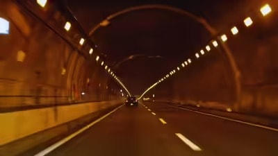 تلعب الطرق السريعة دورًا محوريًا في تشكيل النمو الاقتصادي والتنقل الإقليمي. فهي تُسهم في نقل الأفراد والبضائع والخدمات بسرعة أكبر، مع تقليل إرهاق السفر وتكاليف الوقود. وبالنسبة للدول ذات المساحات الشاسعة والتضاريس الوعرة، تُعدّ الطرق السريعة بمثابة شريان حياة، إذ تربط المناطق النائية بالمراكز الحضرية. كما تُحسّن الوصول في حالات الطوارئ، وتدفق السياحة، وكفاءة التجارة. وقد تم مؤخرًا افتتاح نفق طريق سريع رائد للجمهور.