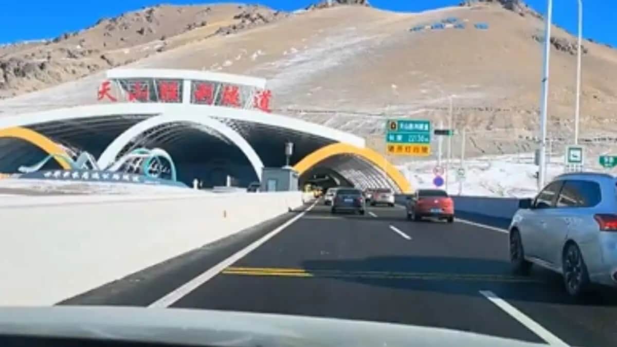 تم بناء النفق من الداخل على شكل أنبوبين منفصلين، يحمل كل منهما حركة المرور في اتجاه واحد. أضاف المهندسون 11 بئرًا رأسيًا لتحسين <a class='entities-links' href='/entity/1930014056/دوران/ar/1?utm_term=PublicFigures-دوران&utm_source=Lebanon24-Frontend&utm_campaign=PublicFigures&utm_medium=PublicFigures-دوران&id=165794&catid=0&pagetype=PublicFigures'>دوران</a> الهواء وتوفير مخارج طوارئ. يتم ضبط الإضاءة داخل النفق تلقائيًا لتقليل إجهاد <a class='entities-links' href='/entity/2761223096/العين/ar/1?utm_term=PublicFigures-العين&utm_source=Lebanon24-Frontend&utm_campaign=PublicFigures&utm_medium=PublicFigures-العين&id=288556&catid=0&pagetype=PublicFigures'>العين</a>، بينما يحافظ تدفق الهواء المستمر على استقرار مستويات الأكسجين. وُضعت معدات السلامة من الحرائق وكاميرات المراقبة ومواقف الطوارئ على فترات منتظمة، مما يجعل القيادة لمسافات طويلة تحت الأرض أقل إرهاقًا بكثير لكل من الركاب اليوميين وسائقي الشاحنات.