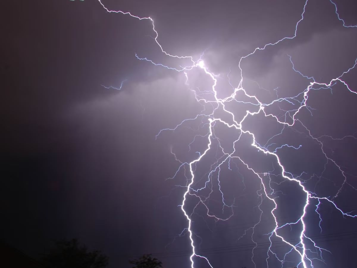 Outra afirmação dramática atribuída a Nostradamus fala de um indivíduo famoso ou poderoso sendo atingido por um raio. Muitas vezes descrito como um “grande homem”, esta vaga profecia alimentou especulações intermináveis ​​sobre líderes políticos ou celebridades que encontrariam um fim repentino e chocante.