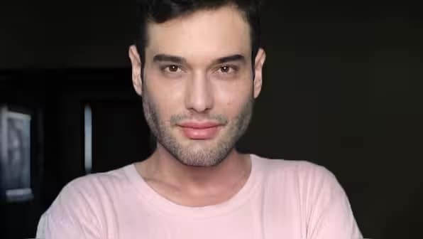 Salomé também prevê grandes mudanças nas finanças globais. Uma das suas afirmações mais ousadas sugere que a Arábia Saudita poderia liderar uma aliança alargada dos BRICS longe do dólar americano, o que poderia potencialmente remodelar a ordem económica mundial e enfraquecer o domínio financeiro americano.