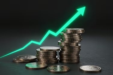 Trimestralmente, o governo analisa as taxas de juros de vários pequenos esquemas de poupança. Estes incluem Depósito Recorrente (RD), PPF, Sukanya Samriddhi Yojana (SSY), Kisan Vikas Patra (KVP), NSC e o Esquema de Poupança para Idosos (SCSS). Atualmente, as taxas mais altas de 8,2% são oferecidas através do SCSS e da Conta Sukanya Samriddhi (SSA). O amplamente utilizado Fundo de Previdência Pública (PPF) oferece uma taxa de 7,1%.