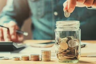 As taxas de juro dos pequenos planos de poupança são determinadas através de uma fórmula que reflecte em grande parte os rendimentos do mercado. O Ministério das Finanças considera rendimentos de títulos públicos com vencimentos semelhantes, por exemplo, um rendimento G-Sec de 5 anos para um depósito a prazo de 5 anos nos Correios. O RBI fornece informações sobre as curvas de rendimento atuais e o ministério finaliza as taxas trimestralmente. Isto garante que os pequenos retornos das poupanças permaneçam alinhados com as condições de mercado.