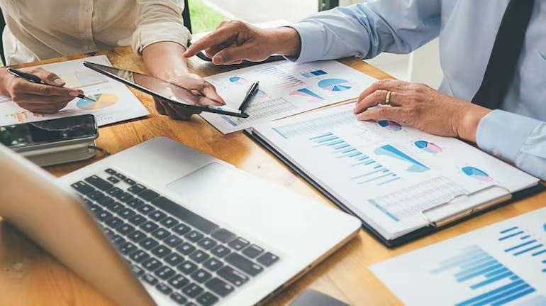 As taxas de depósito fixo (FD) dos bancos diminuíram geralmente após um corte de 1,25% na taxa de recompra do RBI em 2025. A baixa inflação a retalho tem sido o principal factor por detrás desta diminuição. Isto torna os pequenos esquemas de poupança relativamente mais atraentes para os investidores conservadores.