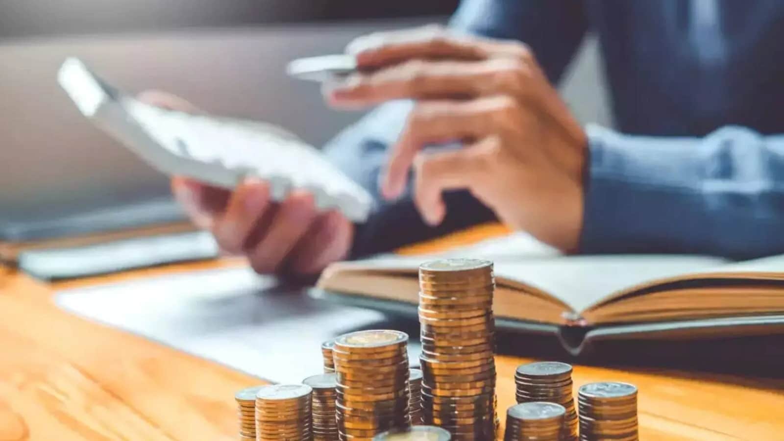 Os depósitos fixos de bancos ou correios são adequados para investidores que preferem opções de prazo mais curto, em torno de um a cinco anos, sem longos lock-ins. Proporcionam liquidez e retornos previsíveis, com juros creditados periodicamente. Os investidores também podem distribuir seus depósitos por diferentes durações para que os fundos vençam em intervalos escalonados. Essa abordagem ajuda a gerenciar o fluxo de caixa de maneira eficaz, ao mesmo tempo que mantém retornos estáveis.