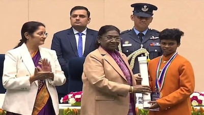 President Droupadi Murmu presented Yogita Mandavi with the Pradhan Mantri Rashtriya Bal Puraskar (X)