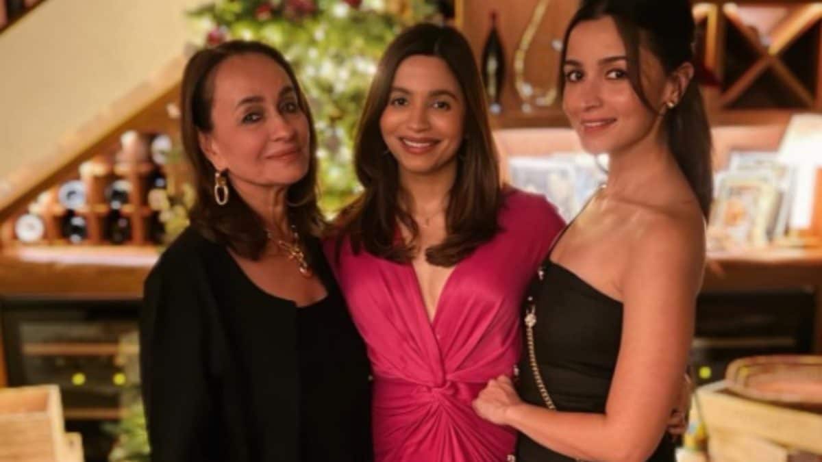 alia christmas dress Alia's Christmas look is stylish, chic, and serving major holiday vibes....we're obsessed. #AliaBhatt #Christmas #FilmfareFashion