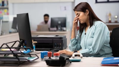 Long hours of uninterrupted sitting and poor posture at the desk can quietly strain brain health, focus, and long-term cognitive performance in young professionals.
