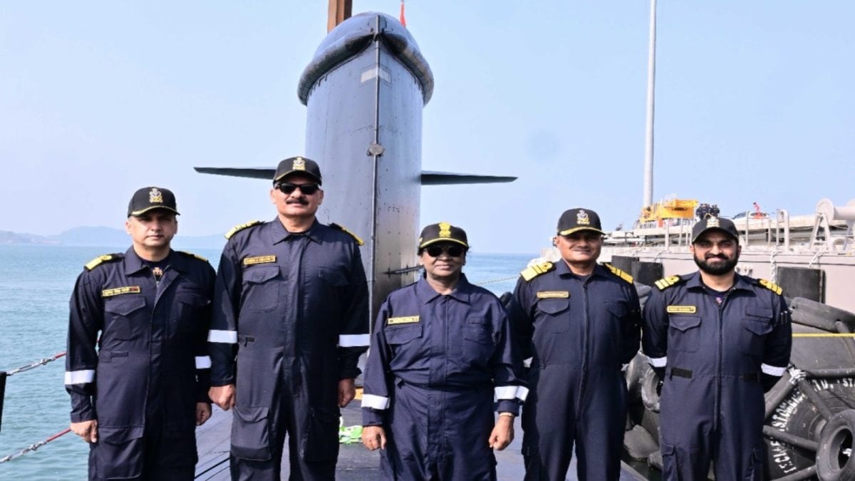 President Murmu Undertakes Historic Sea Sortie Aboard Kalvari-Class Submarine INS Vaghsheer