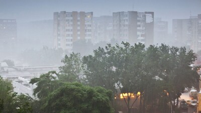 IMD has urged residents to stay warm, limit morning and evening outings, especially for children and the elderly, and prepare for a colder than usual winter across Bengaluru and Karnataka. Image: Canva