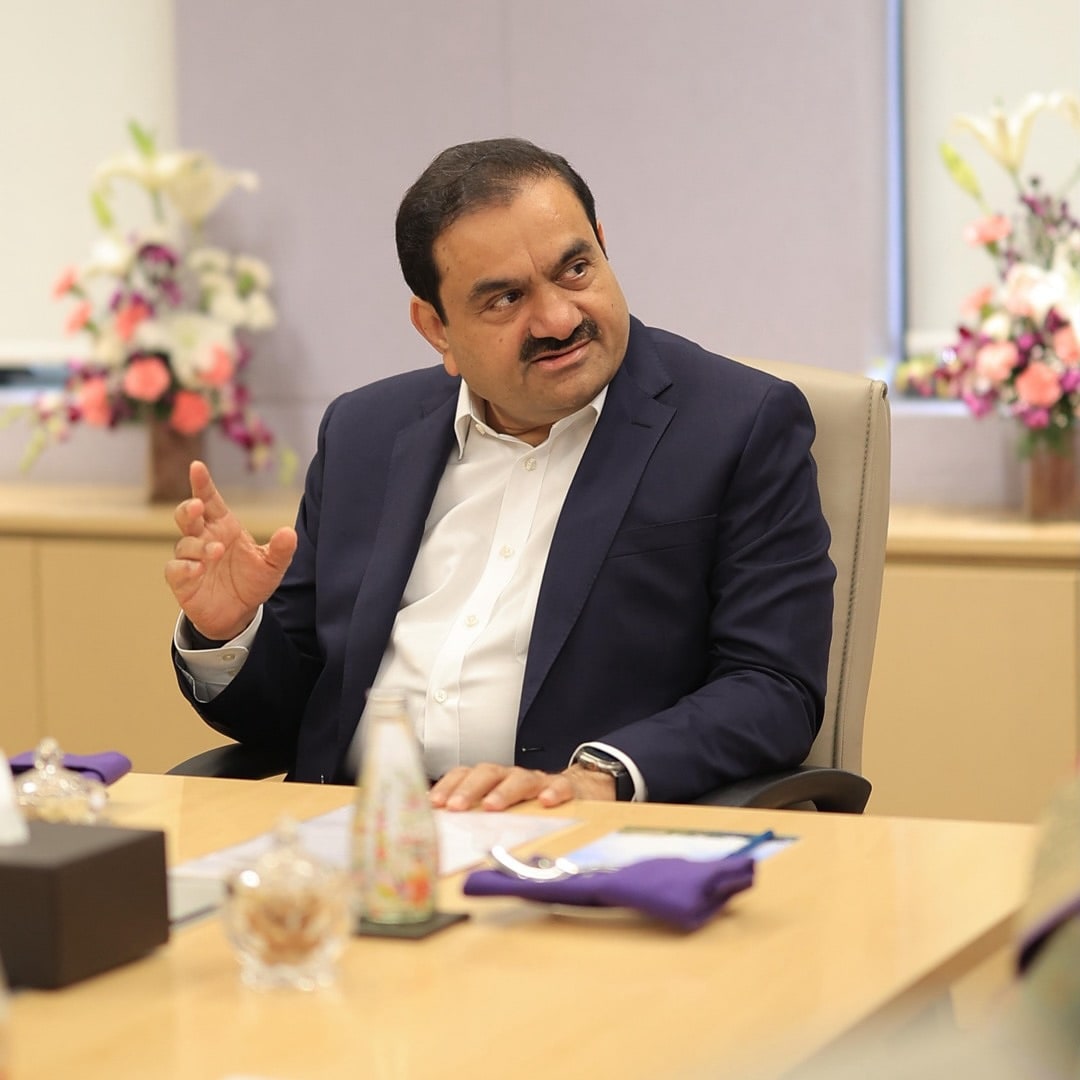 Gautam Adani & Family – US$ 92 bilhões (diversificados): Gautam Adani lidera o Grupo Adani, com interesses em portos, energia e infraestrutura. Apesar de enfrentar a volatilidade do mercado nos últimos anos, Adani manteve a sua posição perto do topo, graças à sua expansão agressiva em energias renováveis ​​e logística.