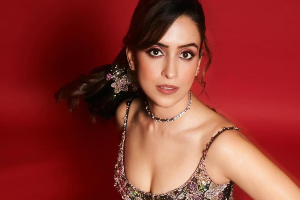 Sanya Malhotra Accepts Filmfare's Black Lady Award In र1.17 Lakh Aisha Rao Black Gown