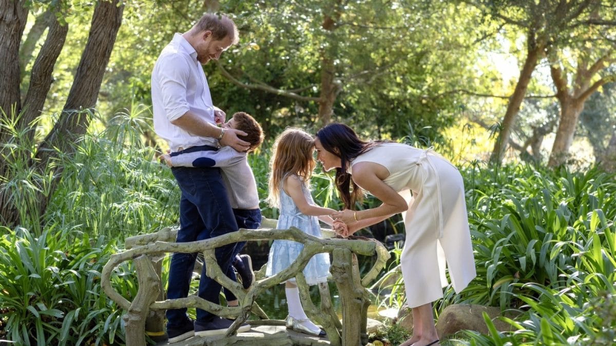 William And Catherine, Harry And Meghan Release Annual Christmas Card Portrait | Fashion News