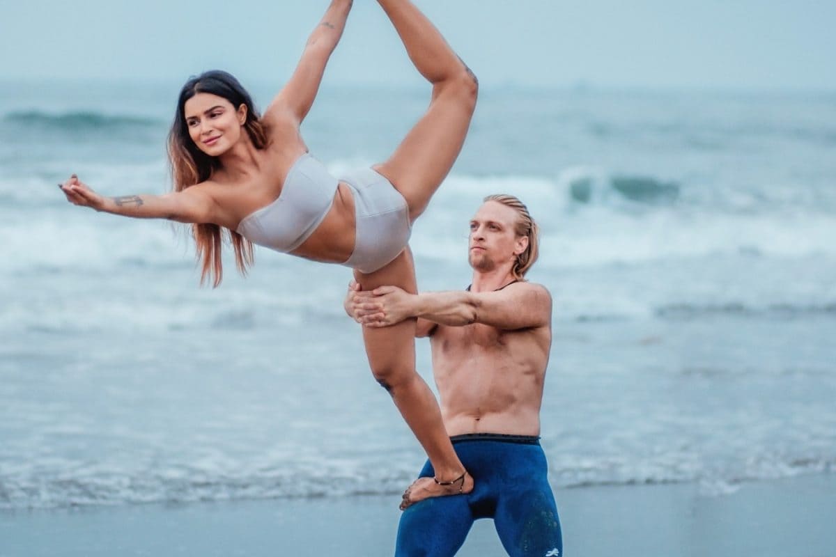 Aashka Goradia Annouces 2nd Pregnancy; Here's How To Safey Navigate Late Pregnancies