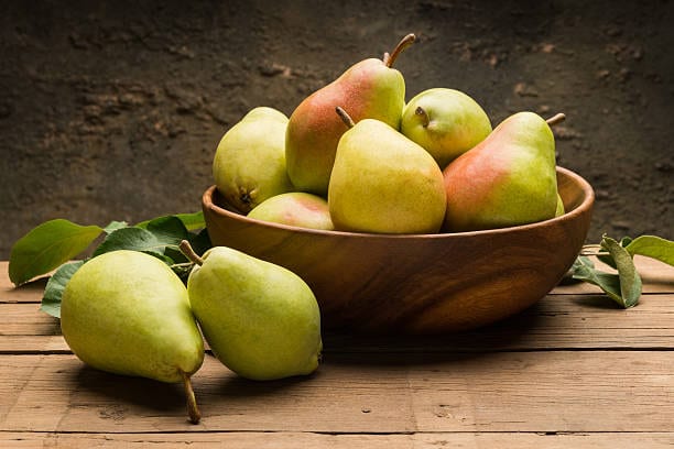 Pears: Juicy and fiber-rich, pears help maintain digestion, hydrate the body, and strengthen immunity during the chilly months.