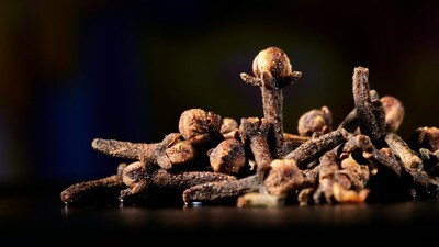 Cloves are a natural expectorant, so it helps clear mucus and soothe coughs.