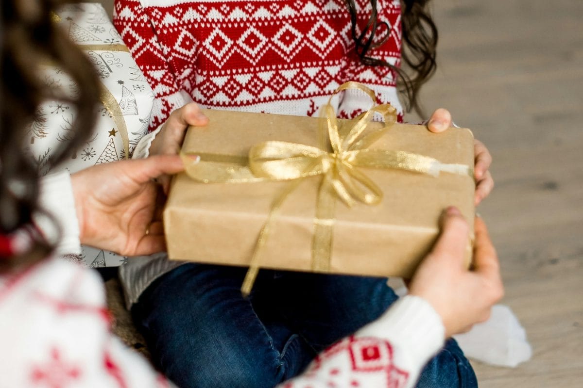 Strugging To Buy Christmas Gifts For Your Kids? This Child Psychologist Has 4 Useful Tips For Parents