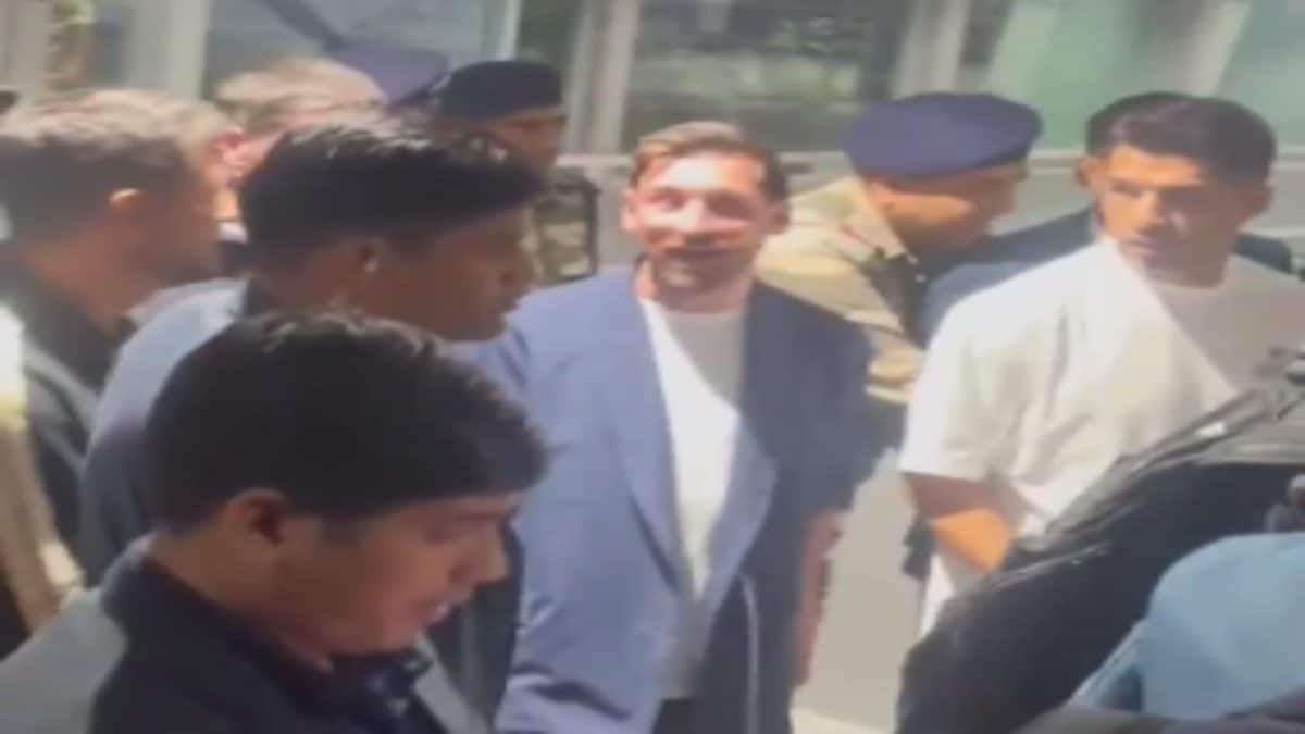 Messi Touches Down In Kolkata With Suárez And De Paul, Fans Turn Airport Into Festival | India News