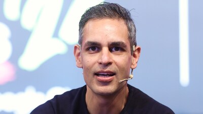 Ankur Warikoo read a book during the tough time. (Photo Credits: X)